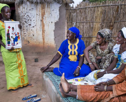 Une femme enseigne à d'autres femmes au Sénégal