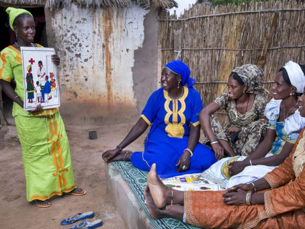 Une femme enseigne à d'autres femmes au Sénégal