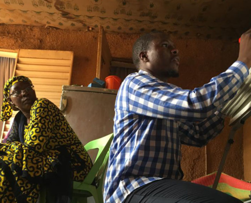 Homme et femme utilisant un tableau à feuilles mobiles pour un brainstorming