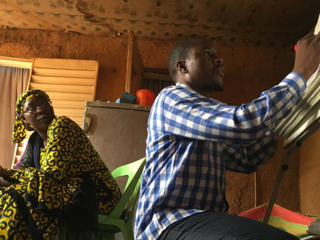 Homme et femme utilisant un tableau à feuilles mobiles pour un brainstorming
