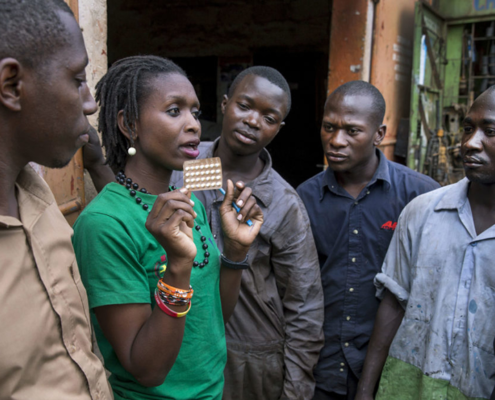 Membres masculins d'un club de jeunes en Ouganda lors d'une activité de sensibilisation au planning familial.